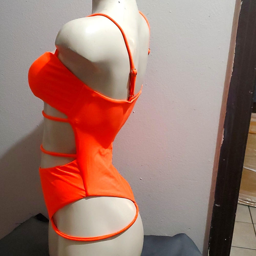 One piece - Picture 2 of 6